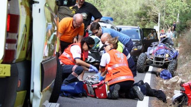 Novo accidente dun quad cuxo conductor tivo que ser rescatado debaixo dun coche no Corgo