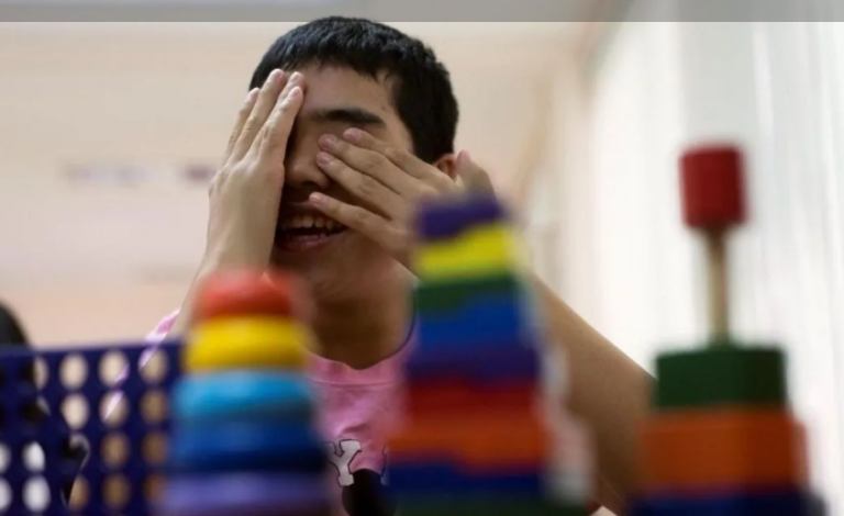 Pais dun menor autista de Vilalba critican o peche do expediente a un profesor denunciado por discriminación