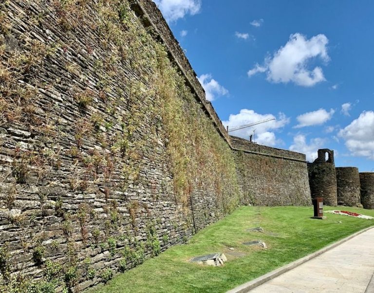 Un plan para que as vibracións dos coches non afecten á Muralla de Lugo