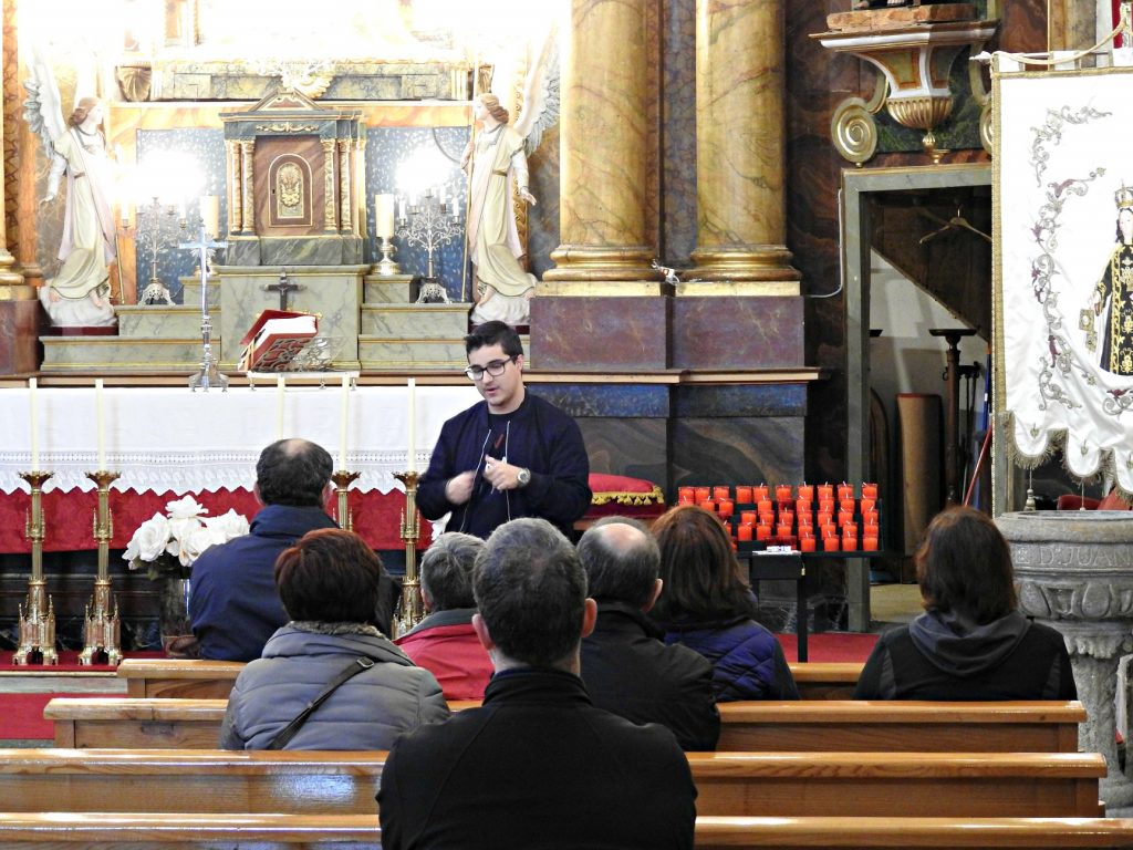 Santiago Iglesias, no interior da igrexa do Carme, contando a súa historia (Fotografía: Guido Álvarez Parga)