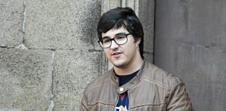 Santiago Iglesias, na porta da igrexa do Carme, explicando a súa historia (Fotografía: Guido Álvarez Parga)