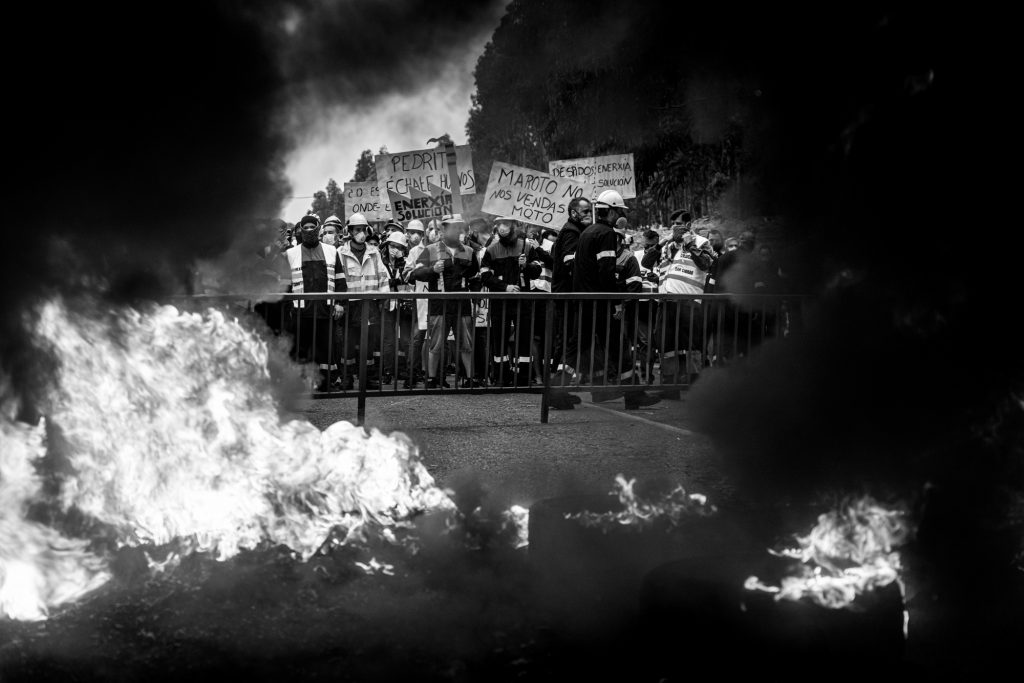 "Barricada durante as protesta ante o anuncio do despido de traballadores por parte de Alcoa" (Adra Pallón)