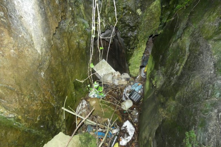 A Cova de Furco, en Becerreá, un importante enclave arqueolóxico convertido nun vertedoiro de lixo
