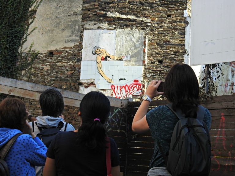 Stencil de Marat, obra do Primo de Banksy no barrio da Tinería, en Lugo (Foto: Guido Álvarez Parga)