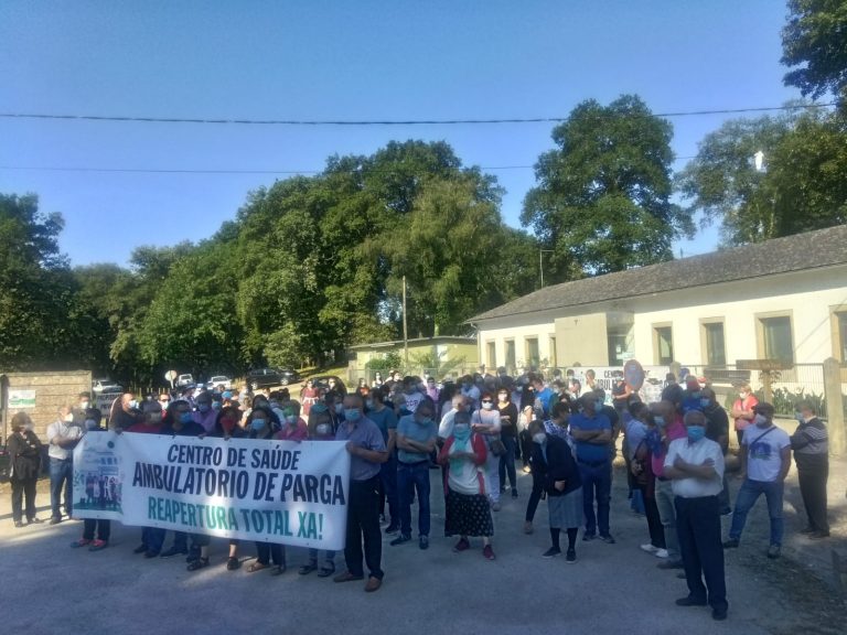 Uns 200 veciños de Parga protestan na rúa contra o peche parcial do consultorio