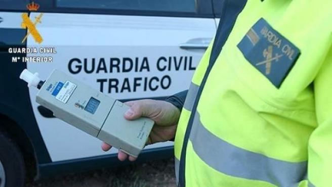 Interceptado un condutor que triplicou a taxa máxima de alcoholemia permitida tras circular en zig-zag en Lugo