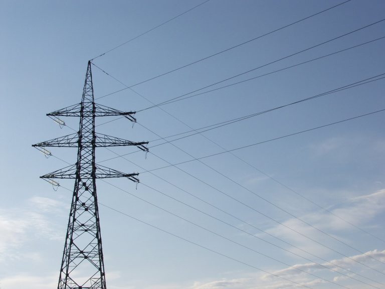 Máis de cincuenta concellos de Lugo imporanlles unha taxa ás compañías eléctricas
