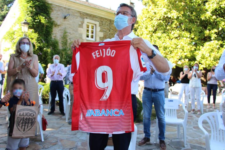 Feijóo recibido como unha estrela futbolística en Lugo tras a súa vitoria o 12X