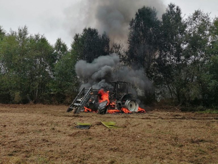Arde un tractor en Labrada por falta de persoal contra incendendios no Concello de Guitiriz
