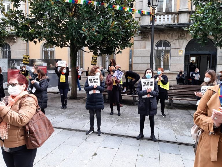 200 perruqueiros saen a rúa en Lugo para pedir rebaixas no IVE e evitar peches