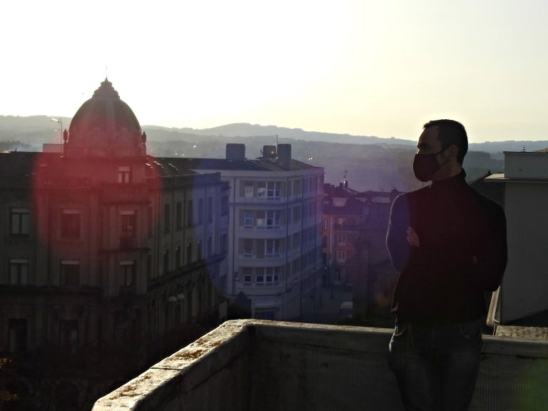 Yoe 33 na terraza do seu estudo, na praza de Santo Domingo | Guido Álvarez Parga