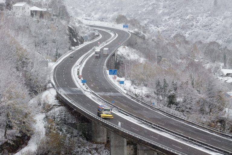 Lugo rexistra máis de 100 incidencias por mor da neve