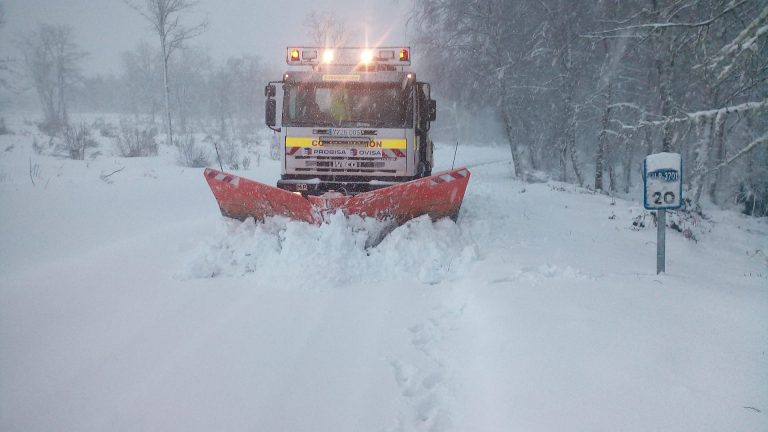 A Deputación de Lugo desprega 12 equipos para despexar de xeo e neve 20 estradas da provincia