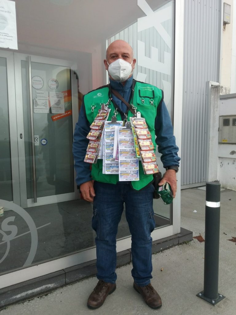 O vendedor da ONCE que repartiu sorte no polígono do Ceao con 350.000 euros en premios