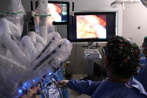 Plataformas veciñais piden que se dote a sanidade pública de robots cirúrxicos Da Vinci