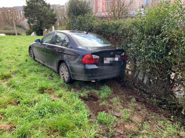 Un condutor bótase da vía en Lugo e deixa abandonado o seu coche nunha leira