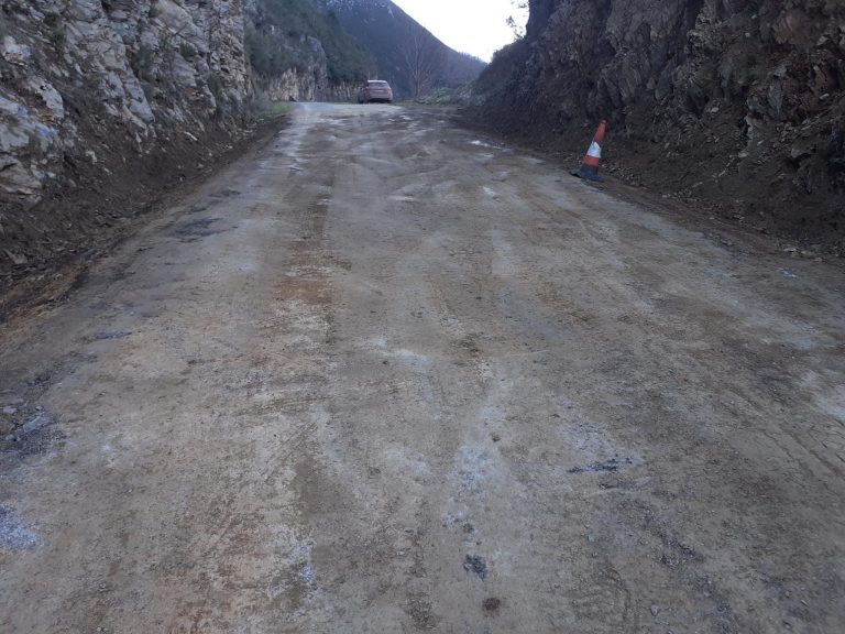 A estrada do Piornedo queda aberta ao tráfico despois dos desprendementos