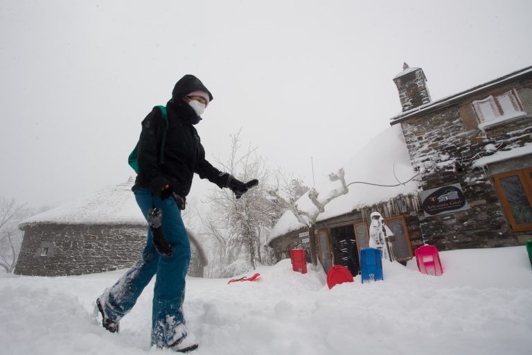 Suspendido o transporte escolar este martes nas zonas de montaña polo temporal, que traerá consigo nevadas
