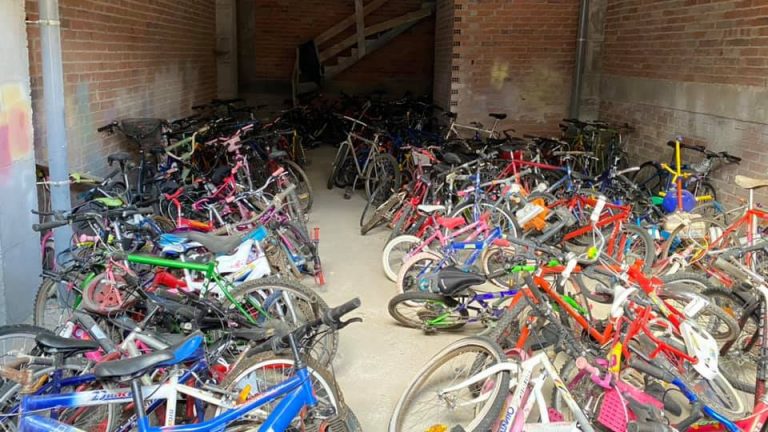 Chegan a Guinea 175 ‘bicis solidarias’ que reparou un axente de tráfico en Lugo