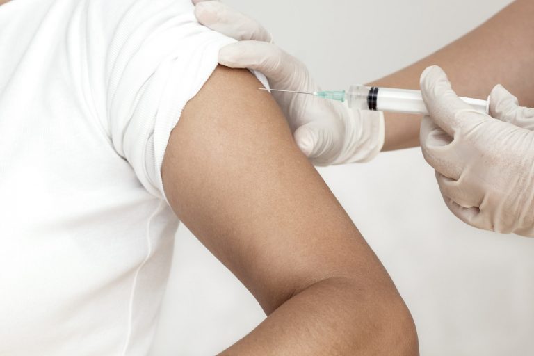 A Xunta comezará a vacinar a persoas de entre 50 e 55 anos a vindeira semana