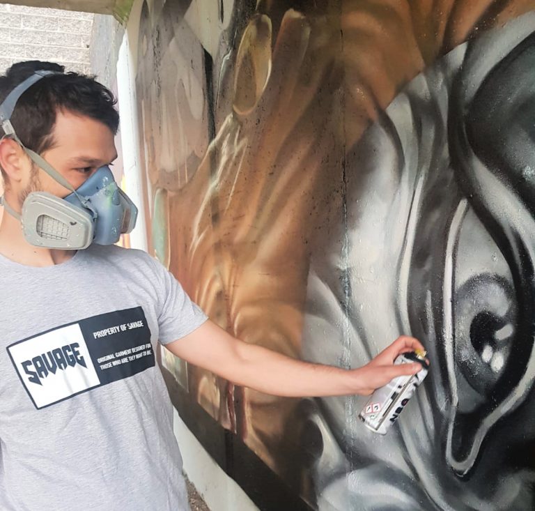 Diego AS pintando o mural co que gañou as semifinais das Graffiti Battles (Foto: Lugo Xornal)