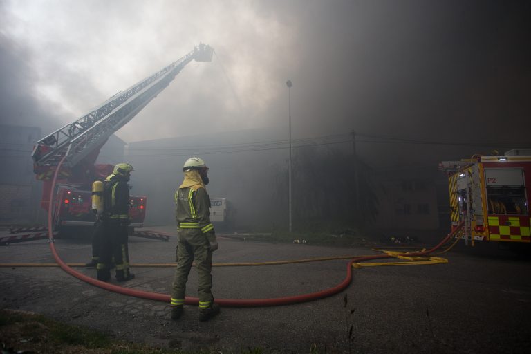 Os bombeiros arrefrían a zona afectada para que a policía científica investigue a orixe do lume