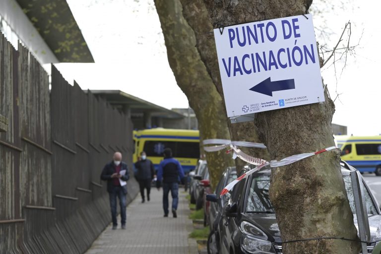 O 24% da poboación da área lucense xa recibiu polo menos unha dose da vacina