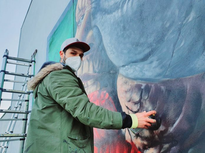 Diego AS pintando o mural da final das Graffiti Battles (Foto: Lugo Xornal)