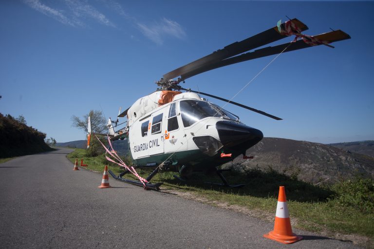 Restablecida a circulación na LU-P-3502, en Navia, tras a retirada do helicóptero que sufriu un incidente