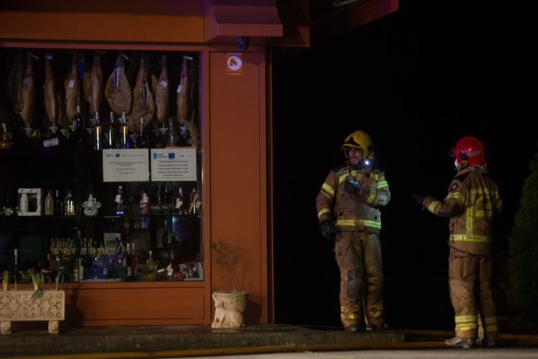 Deteñen a un home e investigan a un menor polo incendio dun hotel abandonado en Vilalba