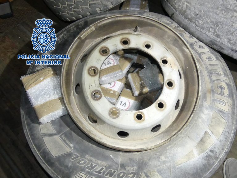 A Policía Nacional de Lugo colabora na intervención de 32k de cocaína en rodas dun camión en Almería