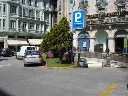 Lara Méndez di aos comerciantes que negocien directamente coa concesionaria se queren parkings máis baratos