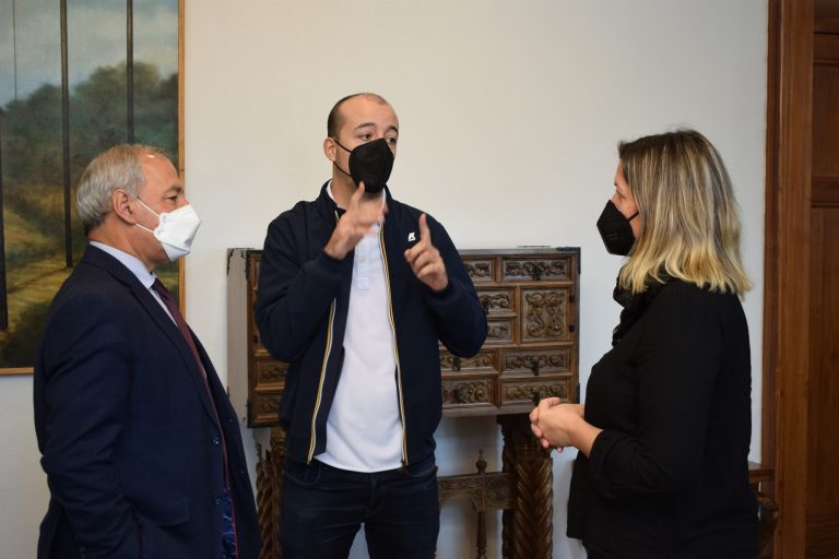 A Deputación apoia a contratación dun intérprete na Asociación de Persoas Xordas