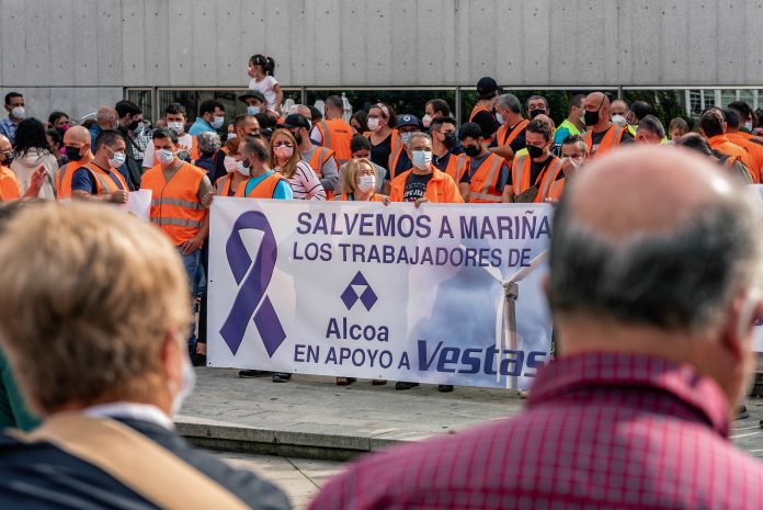 Traballadores de Alcoa acoden a unha concentración de apoio aos traballadores da fábrica de Vestas en Viveiro (Lugo) polo peche inminente da planta, na praza do Concello de Viveiro, a 25 de setembro de 2021, en Lugo, Galicia (España).. Carlos Castro - Europa Press