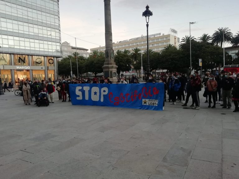 Concentración de medio centenar de persoas na Coruña en apoio á muller trans agredida en Lugo