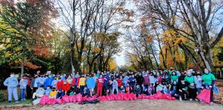 O grupo de voluntarios na entrada do Parque Rosalía de Castro (Foto: @coidemoslugo)