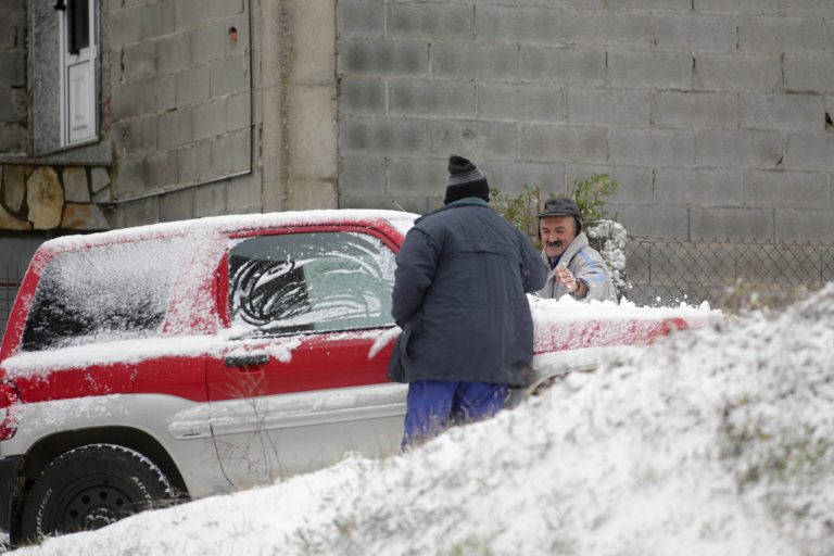 A neve obriga a circular con precaución por vías da montaña de Lugo