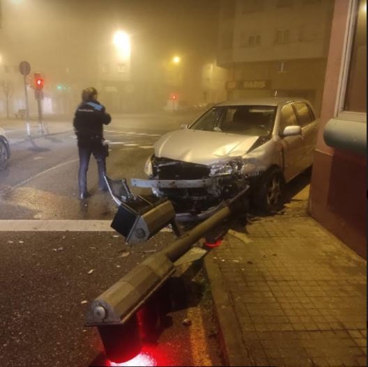 Cazan a un condutor cuadruplicando a taxa de alcolemia tras bater cun semáforo en Lugo