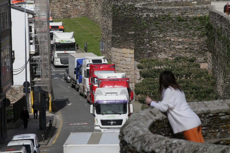Máis de 300 camións e 40 taxis colapsan o centro de Lugo