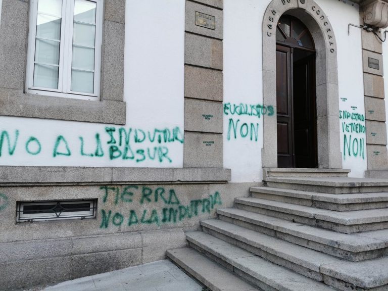 Pintadas na Casa do Concello de Palas de Rei en contra da chegada de Altri