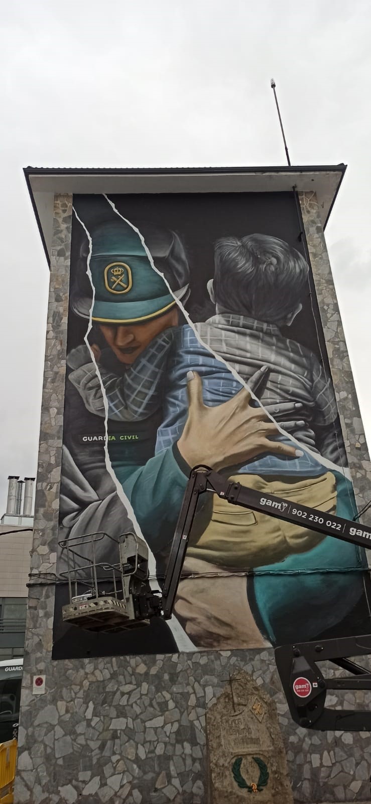 O grafiteiro Diego As ultima un novo mural en Lugo