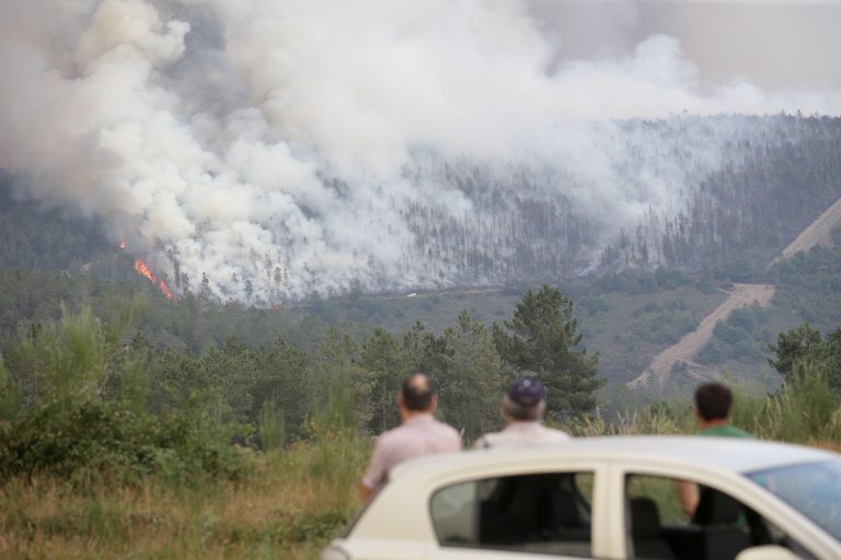 Desaloxados máis de 700 veciños de 30 núcleos polos incendios nas provincias de Lugo e Ourense
