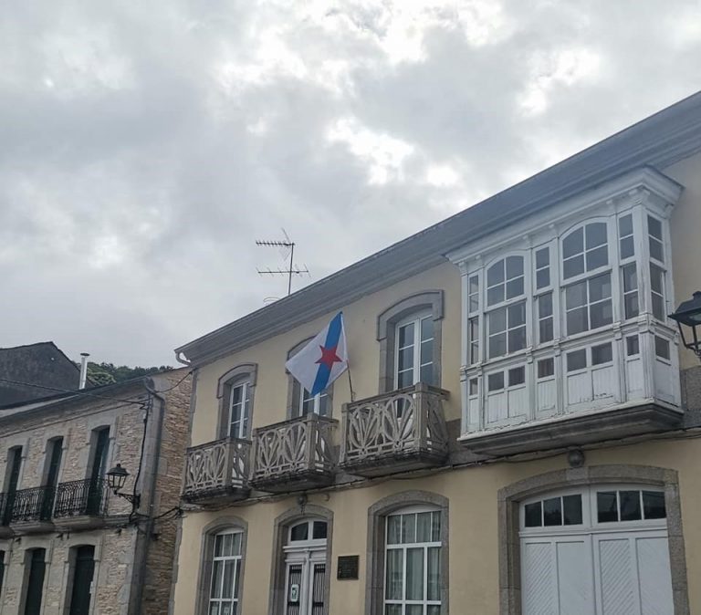 O PP de Muras critica a colocación da bandeira independentista nun edificio público