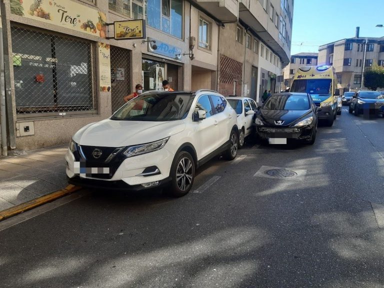 Unha condutora resulta ferida en Lugo tras chocar co seu vehículo contra un turismo aparcado