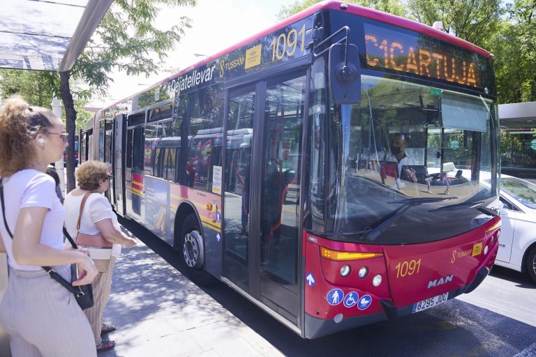 Lugo ten o billete sinxelo de bus máis barato (0,64) fronte ao máis caro, en Barcelona (2,4) , segundo Facua