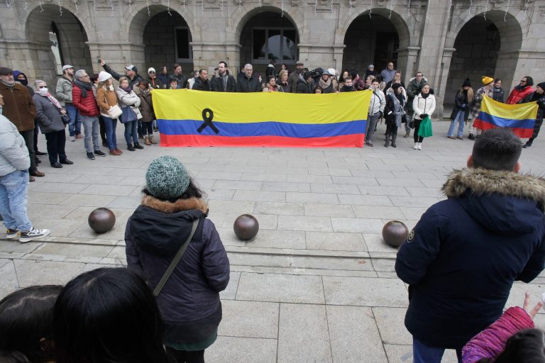 Máis de cen persoas apoian á comunidade colombiana en Lugo nun acto de condena polo crime de Cristina Cabo