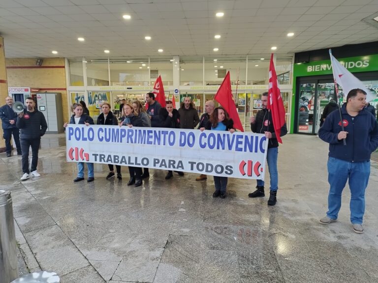 Manifestación de traballadores de Carrefour en Lugo para denunciar “abusos laborais” por parte da empresa