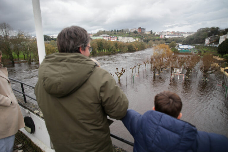 O río Miño desbórdase en Lugo tras as choivas dos últimos días