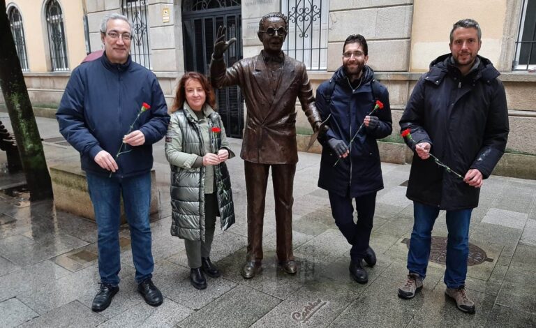 O BNG realiza unha ofrenda floral ante a estatua de Castelao polo 73 aniversario do seu falecemento