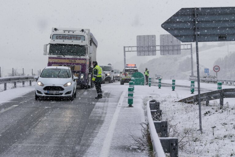 Cortan a A-6 por nevadas nas Nogais e prohiben os camións na autovía en Pedrafita
